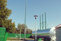 A csongrádi geotermikus hőellátó rendszer termálkútja és felszíni vízgépészete vízgépházzal